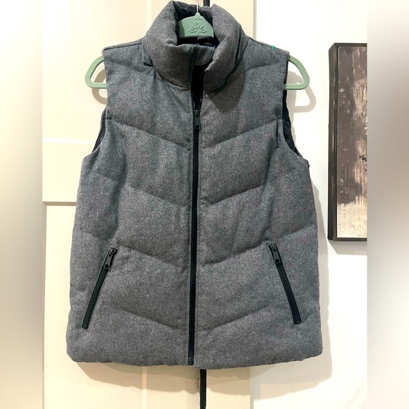 Gap Womens Medium Puffer vest in Gray - Picture 1 of 6